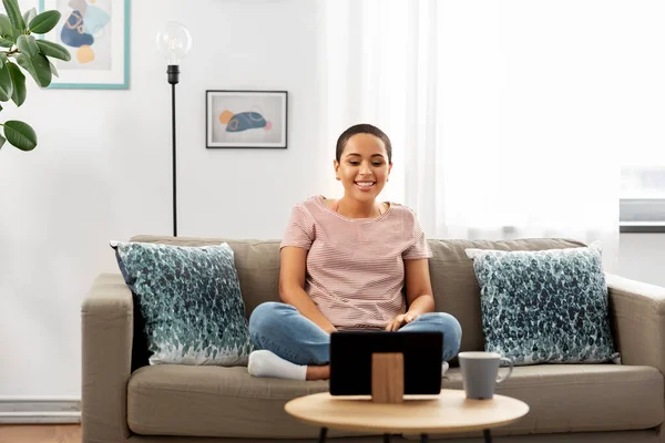 Afro-américaine femme avec tablette pc à la maison — Photo