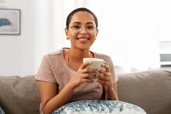 Mulher africana feliz beber chá ou café em casa — Fotografia de Stock