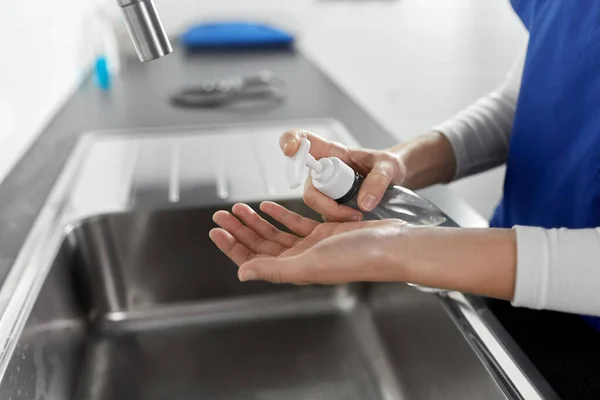 Arts of verpleegkundige handen wassen met vloeibare zeep — Stockfoto