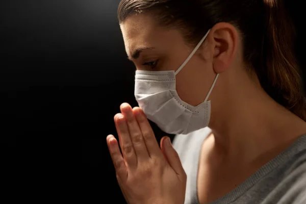 Malato giovane donna in maschera protettiva pregare — Foto Stock