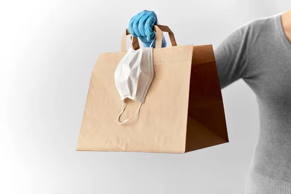 Kobieta z torbą na zakupy, maską i rękawiczkami — Zdjęcie stockowe