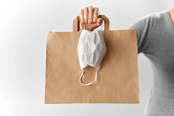 Mujer con bolsa de compras y máscara protectora facial —  Fotos de Stock