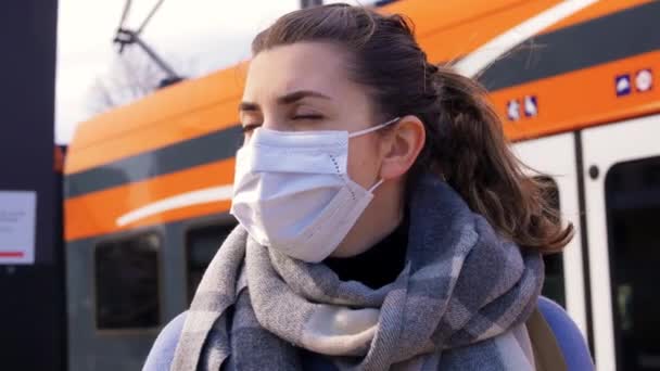 Kvinna i skyddande ansiktsmask på järnvägsstationen — Stockvideo