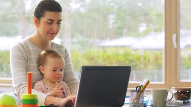 Mère avec bébé travaillant sur ordinateur portable au bureau à la maison — Video