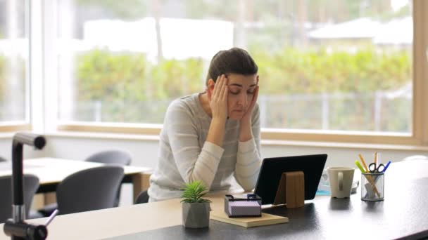 Femme malade avec tablette PC travaillant au bureau à domicile — Video