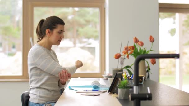 病気の女性が自宅のタブレットPCでビデオ通話をしていて — ストック動画