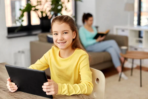带平板电脑的女学生和家里的妈妈 — 图库照片