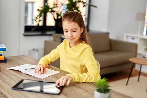 Studente ragazza scrivendo per notebook a casa — Foto Stock