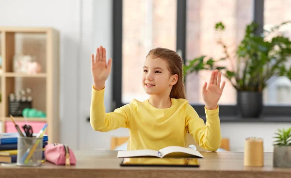 Studente ragazza toccando qualcosa di immaginario a casa — Foto Stock