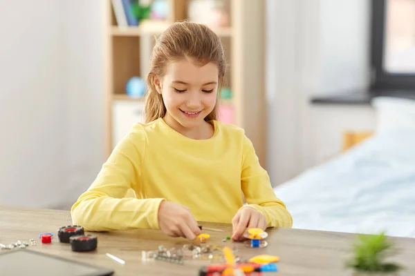 Felice ragazza che gioca con kit di robotica a casa — Foto Stock