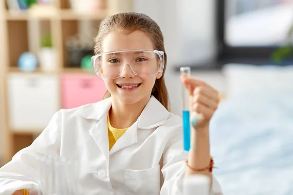 有试管的女孩在家学习化学 — 图库照片