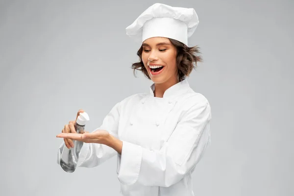Chef donna con disinfettante per le mani o sapone liquido — Foto Stock