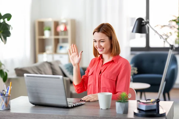 Femme avec ordinateur portable ayant un appel vidéo au bureau à la maison — Photo