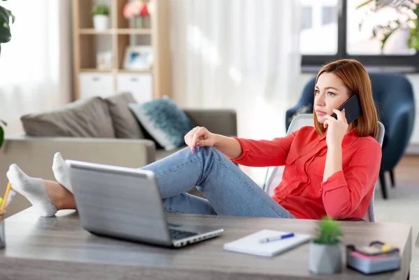 Mujer llamando en el teléfono inteligente en la oficina en casa — Foto de Stock