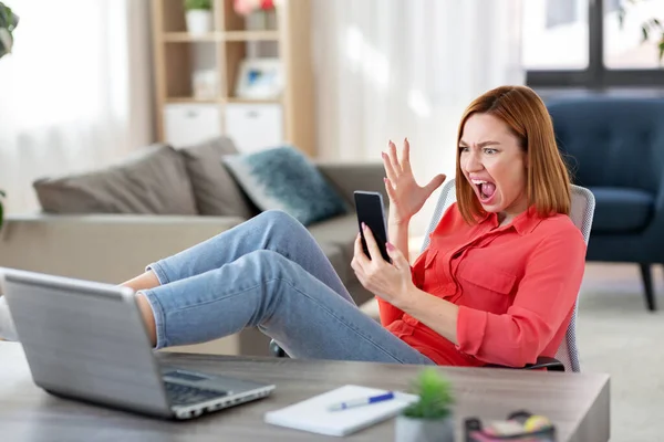 Wanita pemarah dengan smartphone di kantor — Stok Foto