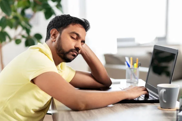 Indiai férfi alszik az asztalon laptop otthon — Stock Fotó