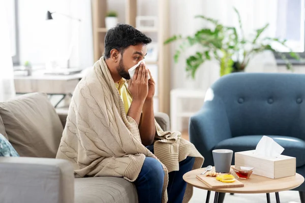 Malade homme mouche dans papier mouchoir à la maison — Photo