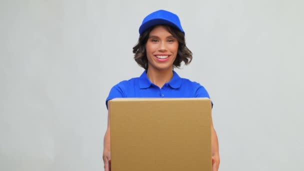 Chica entrega feliz con caja de paquete en azul — Vídeos de Stock