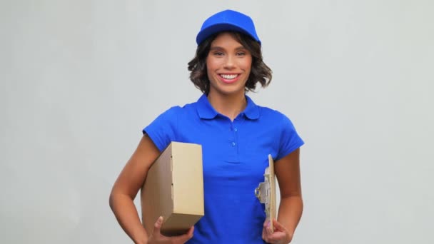 Happy delivery girl with parcel box and clipboard — Stock Video