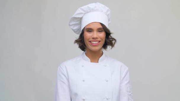 Sorridente chef donna in toque mostrando pollici in su — Video Stock