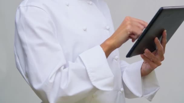 Sorridente chef feminino no toque com computador tablet — Vídeo de Stock