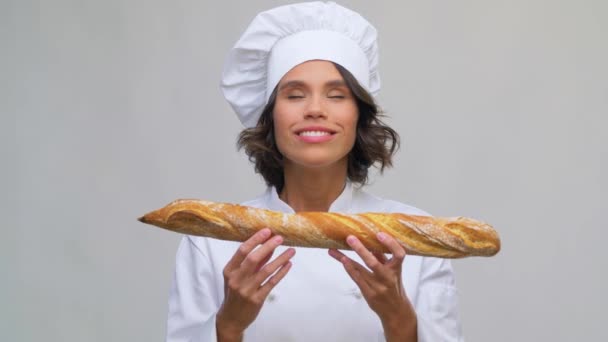 Chef mujer feliz con pan francés o baguette — Vídeos de Stock