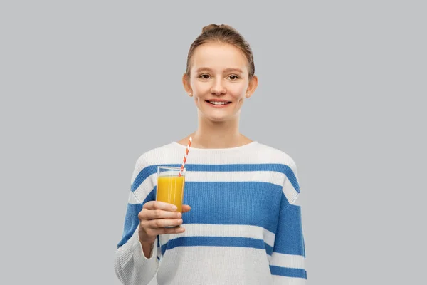 Sourire adolescent fille tenant verre de jus d'orange — Photo