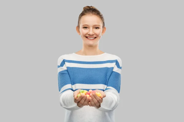 Feliz sorrindo adolescente menina segurando doces — Fotografia de Stock