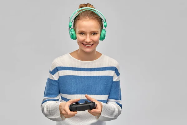 Heureux adolescent fille avec gamepad jouer jeu vidéo — Photo