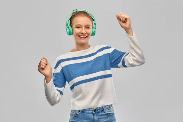 Heureux souriant adolescent fille dans casque dansant — Photo
