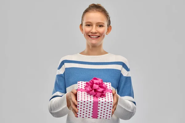 Lachende tiener meisje in pullover met gift box — Stockfoto