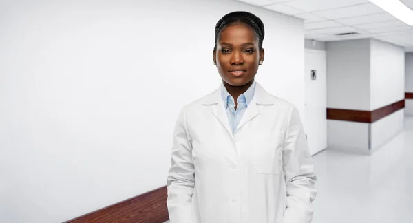 Lycklig afrikansk amerikansk kvinnlig läkare på sjukhus Royaltyfria Stockbilder