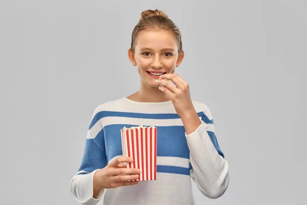 Souriant adolescent fille manger pop-corn — Photo