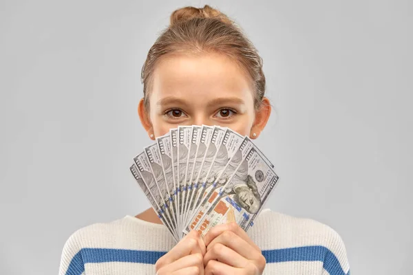 Usmívající se dospívající dívka s dolarovými bankovkami — Stock fotografie