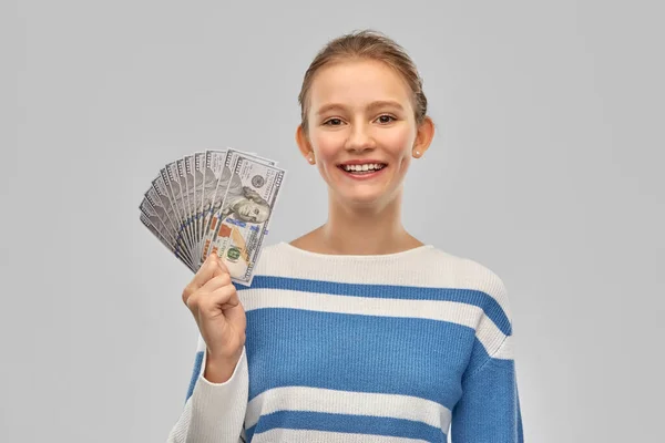 Adolescente sonriente con billetes de dinero en dólares — Foto de Stock