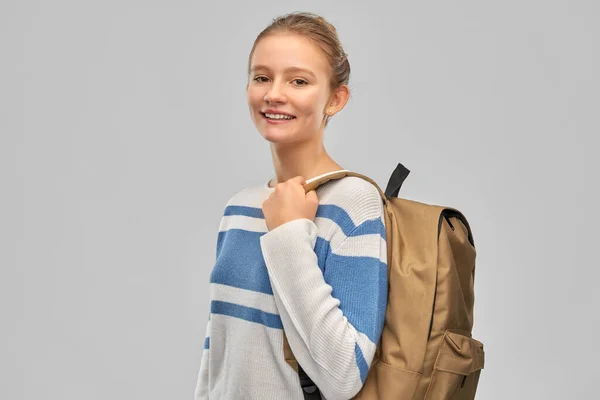 Sorridente adolescente studentessa con sacchetto della scuola — Foto Stock