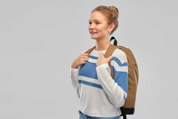 Usmívající se dospívající studentka se školní taškou — Stock fotografie