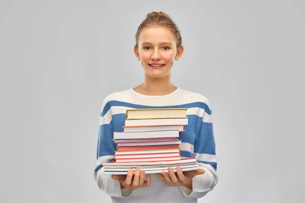 幸せな笑顔ティーン学生女の子とともに本 — ストック写真