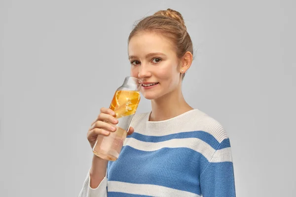 Elinde bir şişe meyve suyu olan genç bir kız. — Stok fotoğraf
