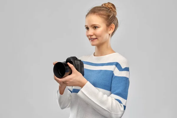 Sorridente ragazza adolescente r con fotocamera digitale — Foto Stock