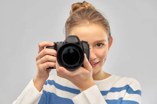 Sorridente adolescente menina r com câmera digital — Fotografia de Stock