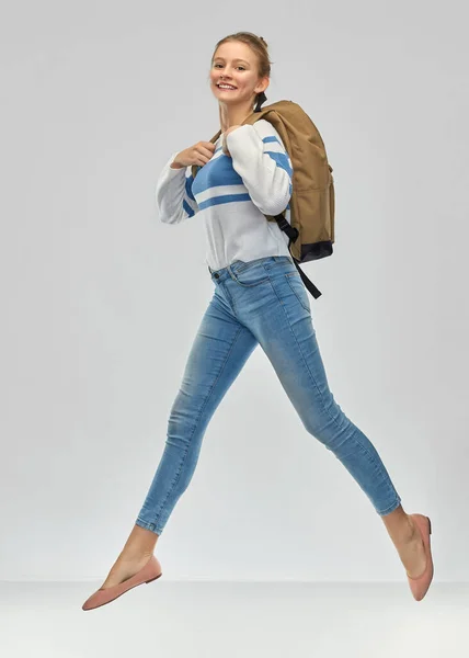 Feliz adolescente estudiante chica con escuela bolsa saltar — Foto de Stock