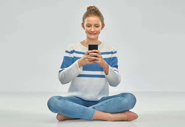 Feliz sorrindo adolescente usando smartphone — Fotografia de Stock