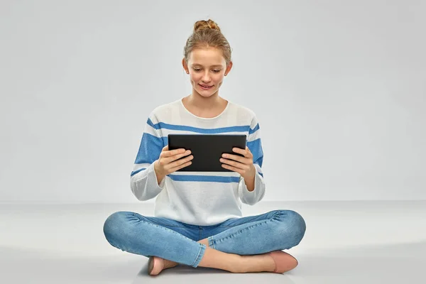 Glücklich lächelndes Teenager-Mädchen mit Tablet-Computer — Stockfoto