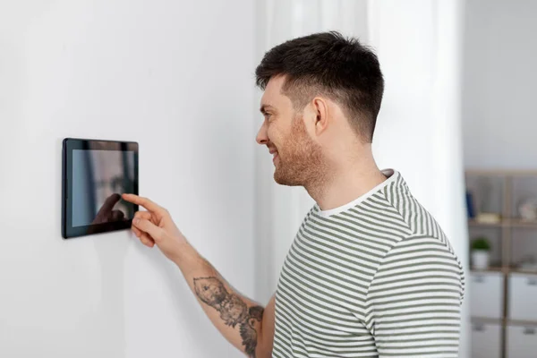 Homme souriant en utilisant tablette informatique à la maison intelligente — Photo