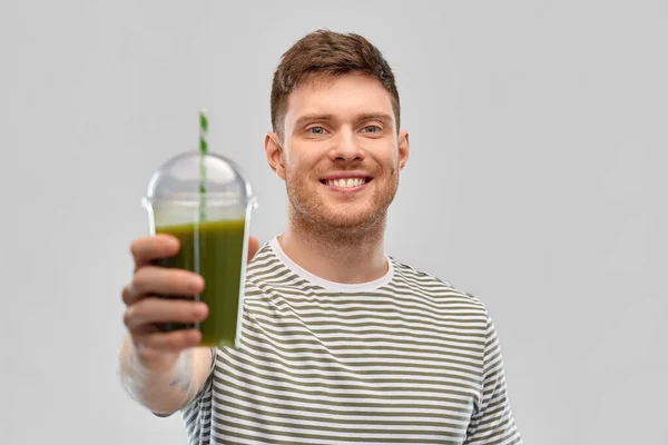 Man dricker grön smoothie från engångskopp — Stockfoto