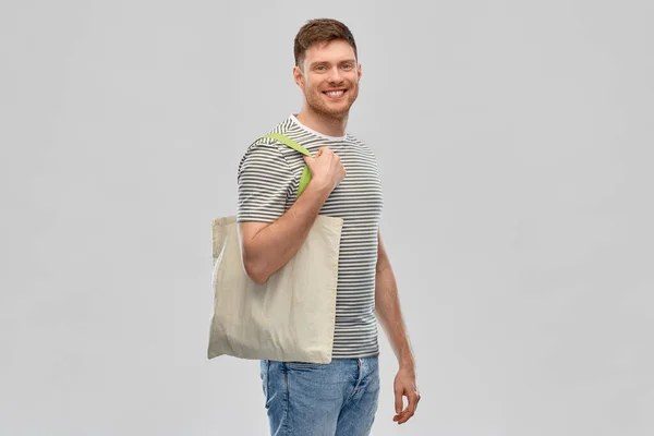 Homem com saco de lona reutilizável para compras de alimentos — Fotografia de Stock