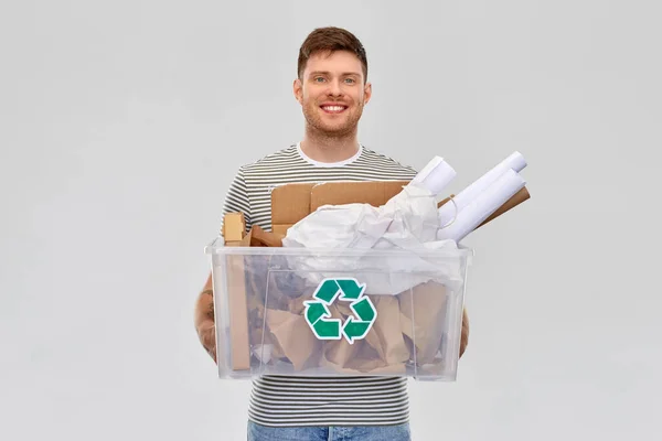 Jovem sorridente classificando resíduos de papel — Fotografia de Stock
