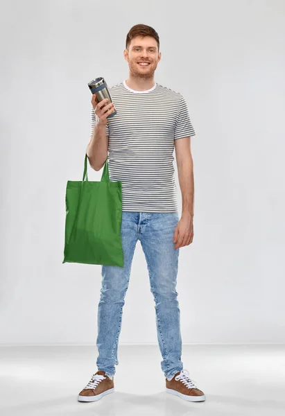 Homem com saco para compras de alimentos e tumbler — Fotografia de Stock