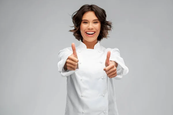 Sonriente mujer chef en toque mostrando los pulgares hacia arriba —  Fotos de Stock